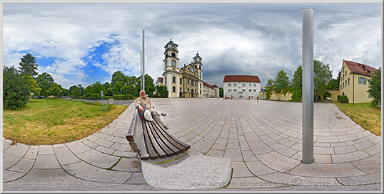 Panorama Kath. Pfarrkirche (ehem. Abteikirche) Weissenau, Aussenansicht von Westen; equirectangulare Darstellung